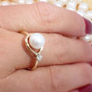 Gullring i gull 14kt med perle og 0,08 ct TW-Si - COC5071033